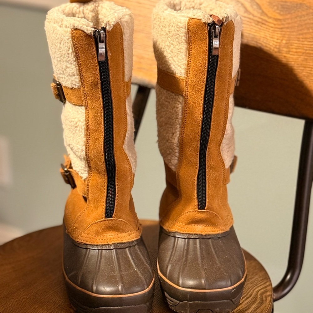 Khombu Tan and Black Outdoor Boots